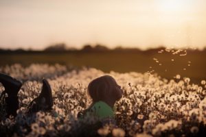 Kind im Feld